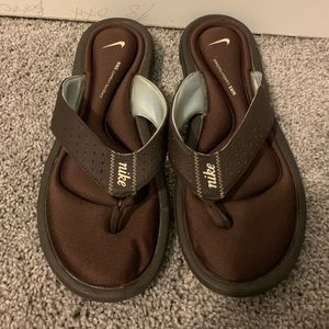 Nike Comfort Footed sandal Size 9 Brown